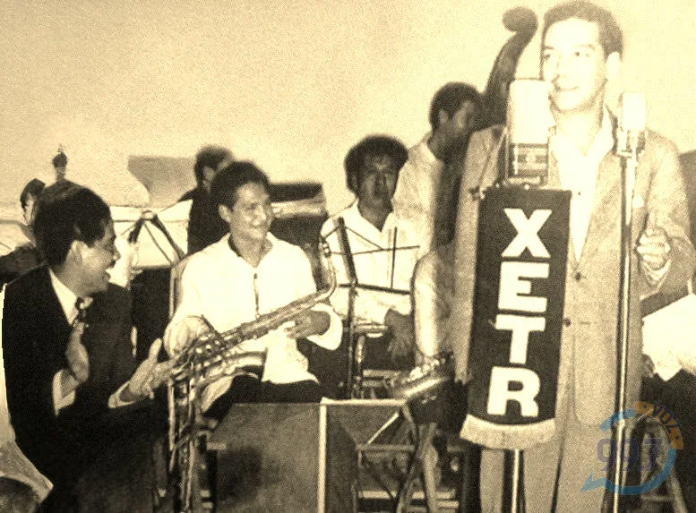 Orquesta tocando en vivo frente al micrófono de XETR