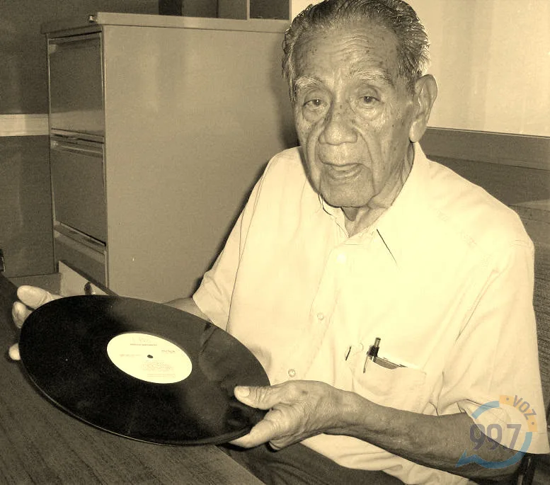 Locutor eligiendo un disco de vinilo